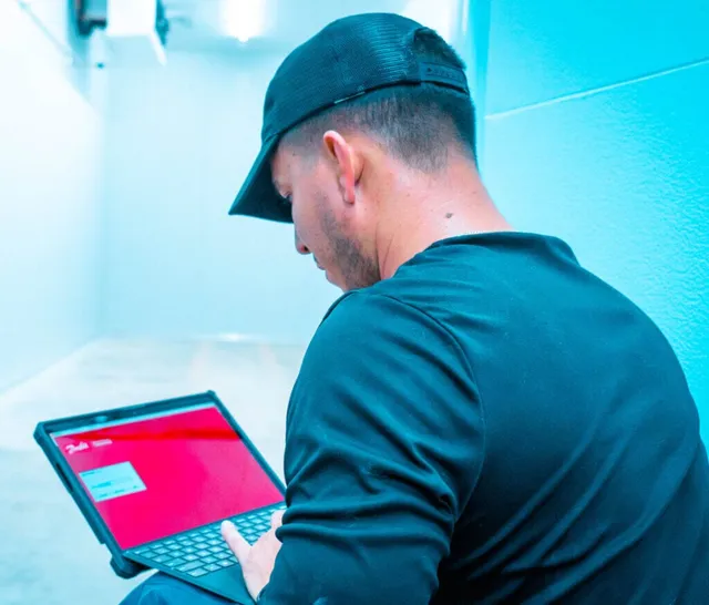 Dynamiq specialist use the AK-SM 800A. Industry 4.0